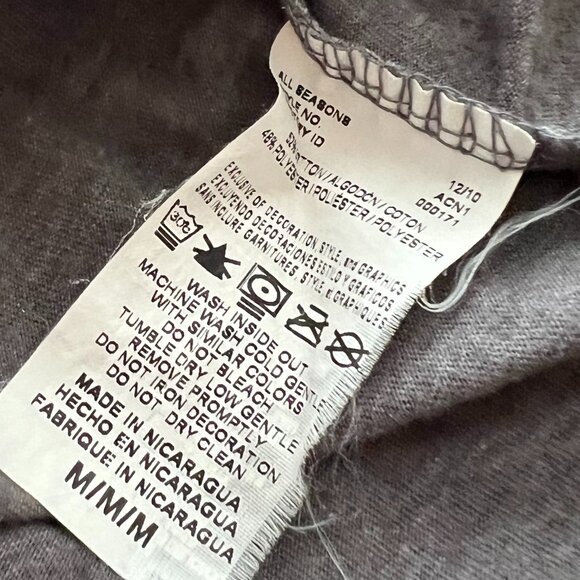 🌸4/$50🌸 Officially Licensed "Property of New York Yankees" T-Shirt - Picture 7 of 12